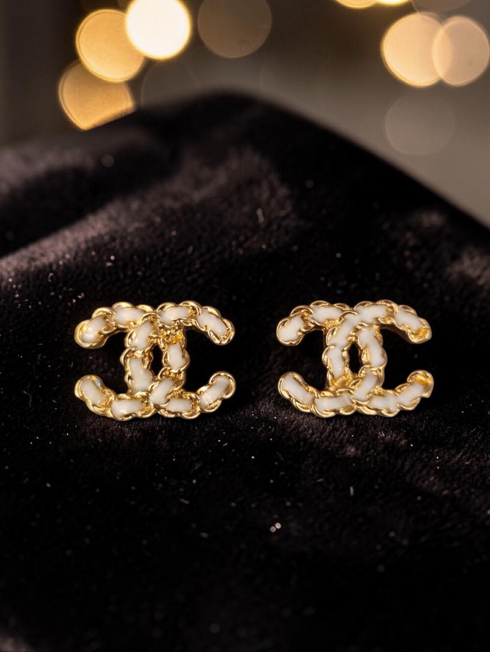 White And Cold Chain Link Post Earrings